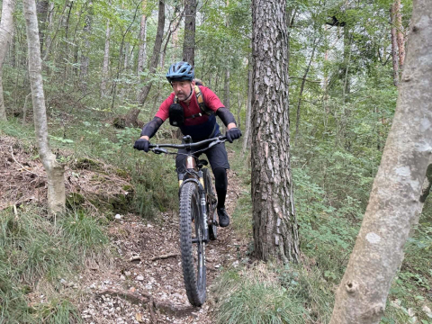 E-Adventures_MTB_Friaul_Guide auf Trail.jpg