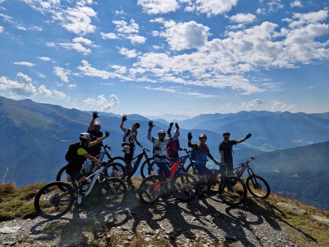 E_Adventures_Trailtour_Brenner Grenzkamm_Gruppenfoto.jpg